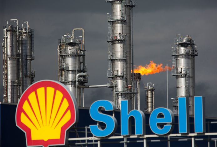 Exterieur van het chemiecomplex van Shell in Moerdijk.