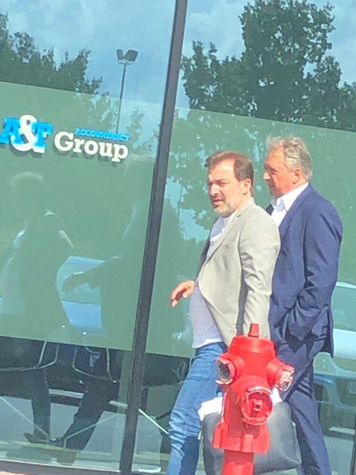 Mogi Bayat en Herman Van Holsbeeck aan de Ghelamco Arena in Gent op 20 augustus 2019. Een dag later was de transfer van Sven Kums naar de Buffalo’s rond.
