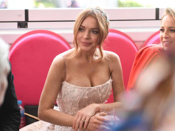 Lindsay Lohan toont babybuik op Allure-cover