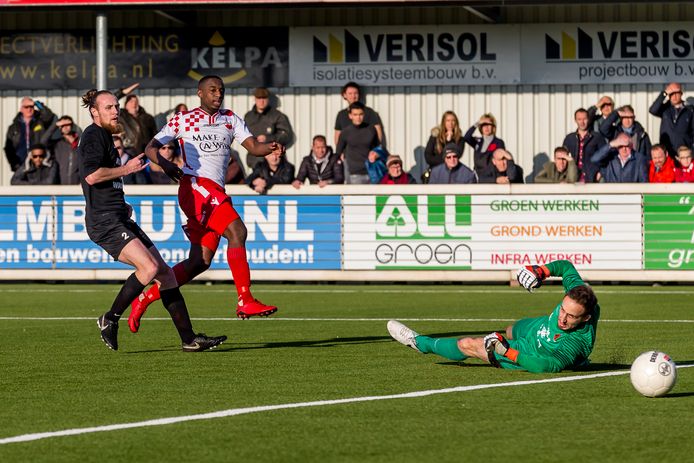 Ahmad Mendes Moreira schiet de 'boys' tegen HHC Hardenberg naar 2-0.