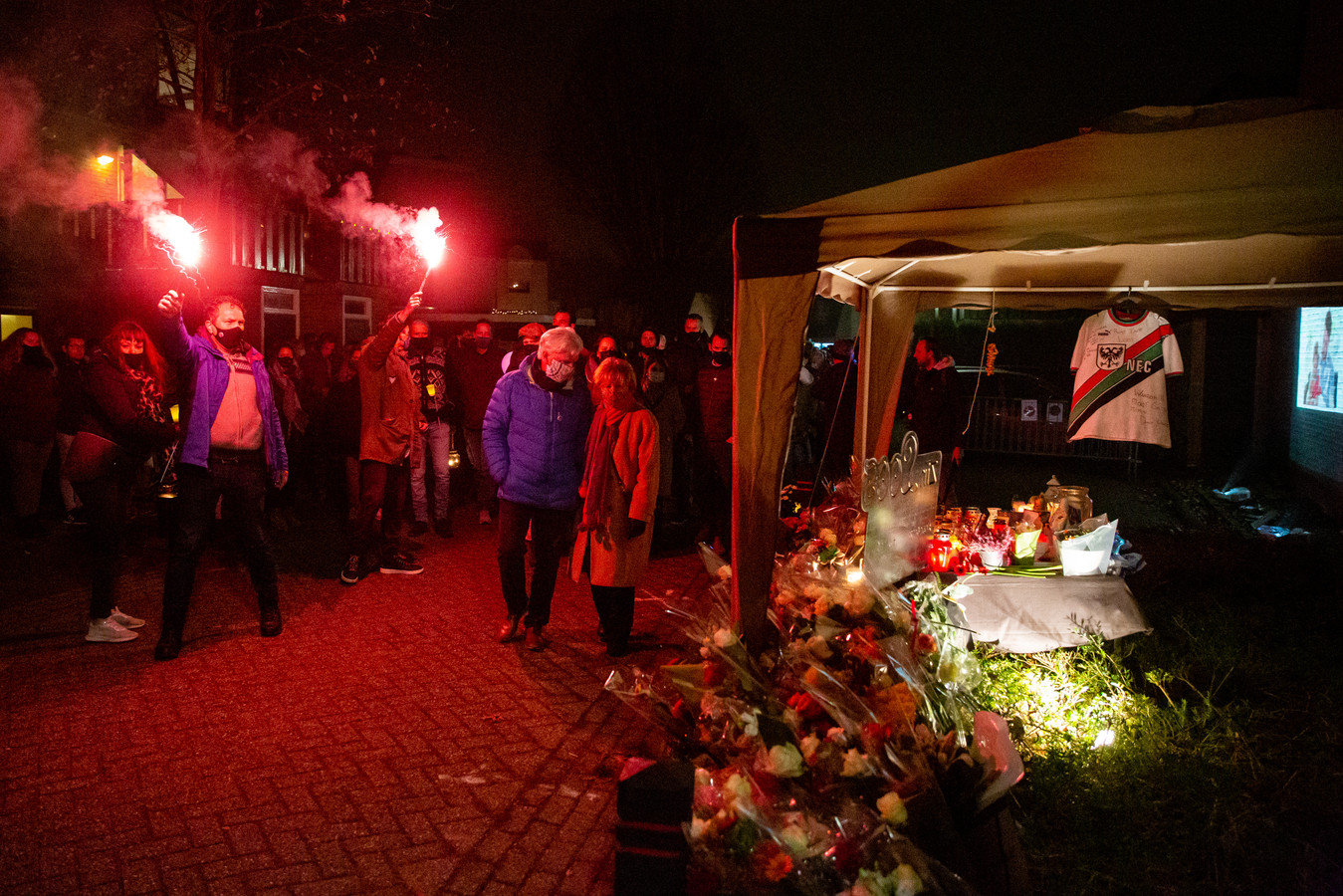 Inwoners van Wijchen bij de herdenkingsplek voor de deze week doodgereden Sebastiaan.