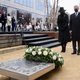 Emotionele herdenkingsplechtigheid aan monument voor terreurslachtoffers