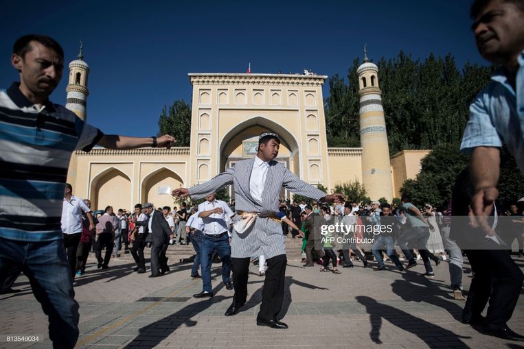 De Id Kah-moskee in Kashgar, 2017. Toen al werden gelovigen gehinderd om het einde van de ramadan te vieren. Vermoedelijk is deze dans in scène gezet. Beeld AFP via Getty Images