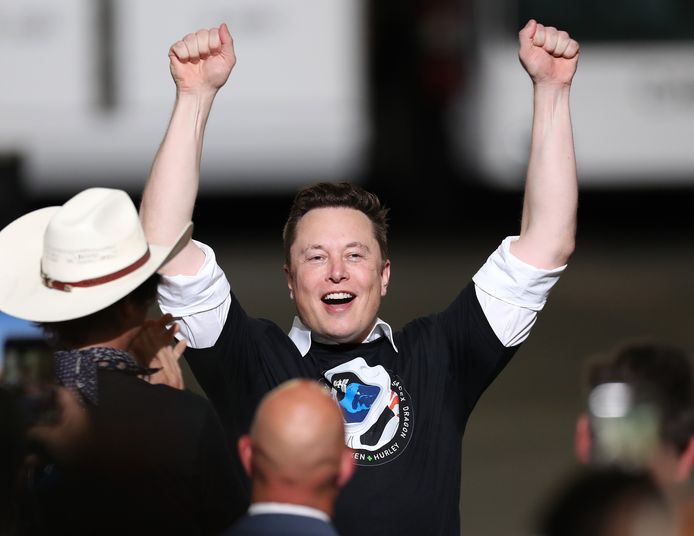 Elon Musk viert de succesvolle lancering.