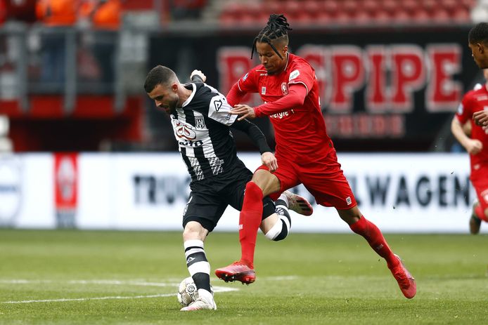 FC Twente-speler Tyronne Ebuehi (rechts) in duel met Heracles-speler Rai Vloet.