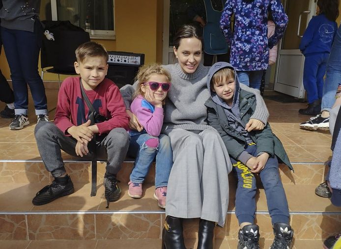 De actrice neemt een foto met enkele Oekraïense kinderen.
