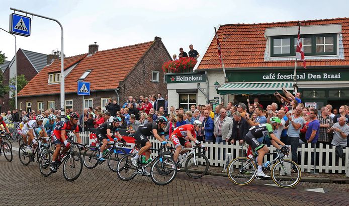 Wielerpelotons trekken wel vaker door de gemeente Heusden. Hier een beeld uit de Eneco Tour van enkele jaren gelden. Hier rijdt Vlijmenaar Lars Boom rechts langs zijn fans, bij café D’n Braai in Vlijmen.