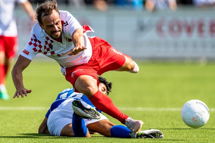 Kozakken Boys-doelpuntenmaker Lars Hutten gaat onderuit in een duel met GVVV'er Danny de Leeuw.