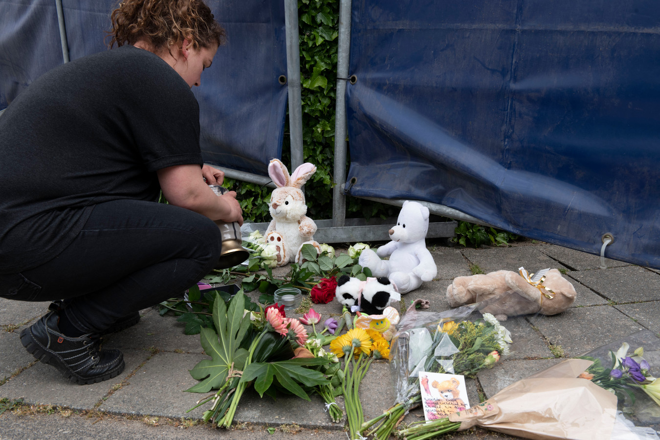 Aan de Emmalaan worden bloemen, knuffels en kaarsen gebracht, ter herinnering aan de slachtoffers.