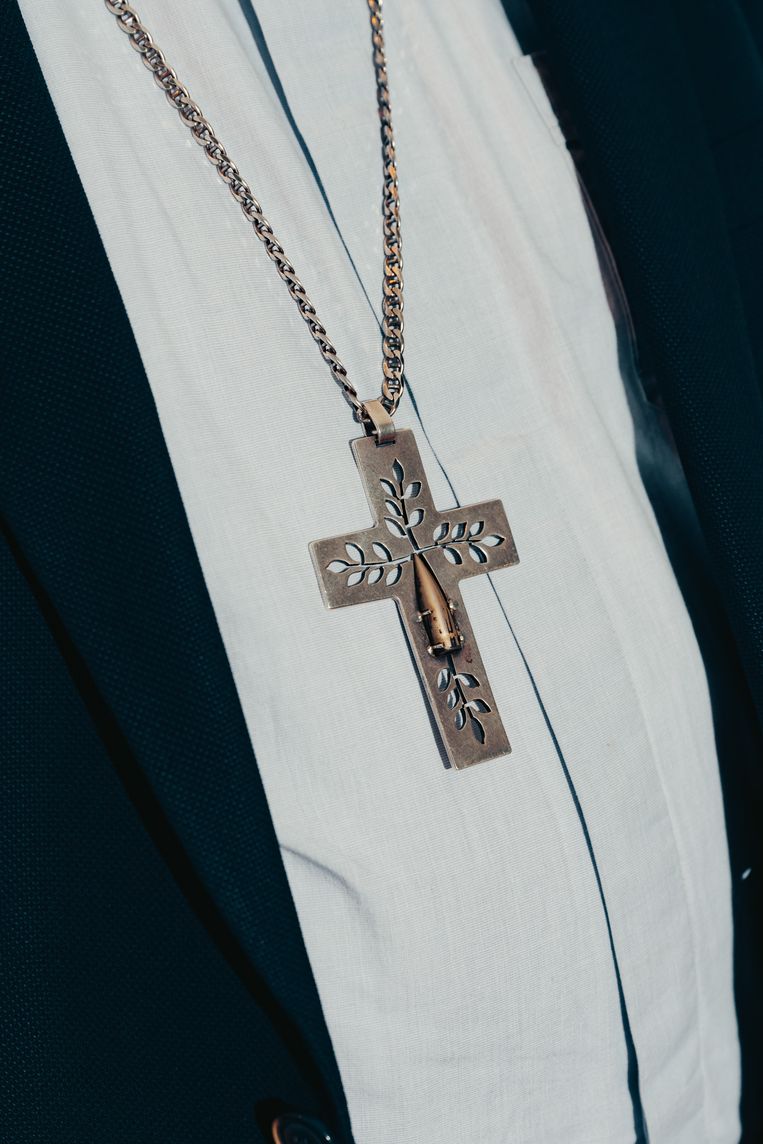 Op bisschop Bonny's borst prijkt een kogel in een kruis. Het is zijn favoriete borststuk om in november en december te dragen, want het symboliseert voor hem dood en leven, oorlog en vrede.
 Beeld Damon De Backer