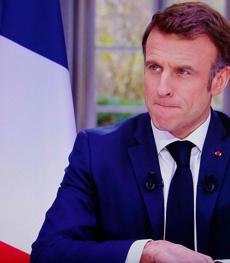 Emmanuel Macron enlève sa montre “à 80.000 euros” en pleine interview, Twitter s’emballe