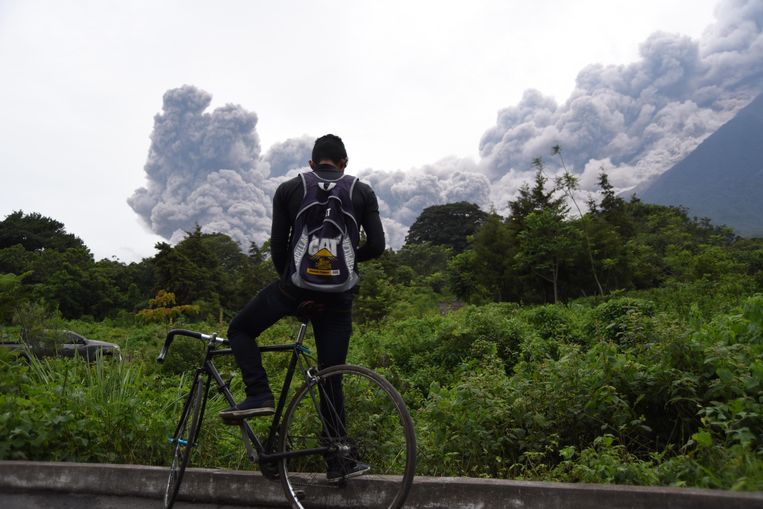 Een man kijkt naar de uitbarsting van de Fuego-vulkaan. Beeld AFP