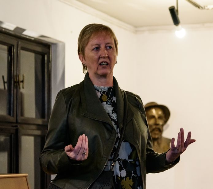 Carine geeft tekst aan uitleg bij haar werken.