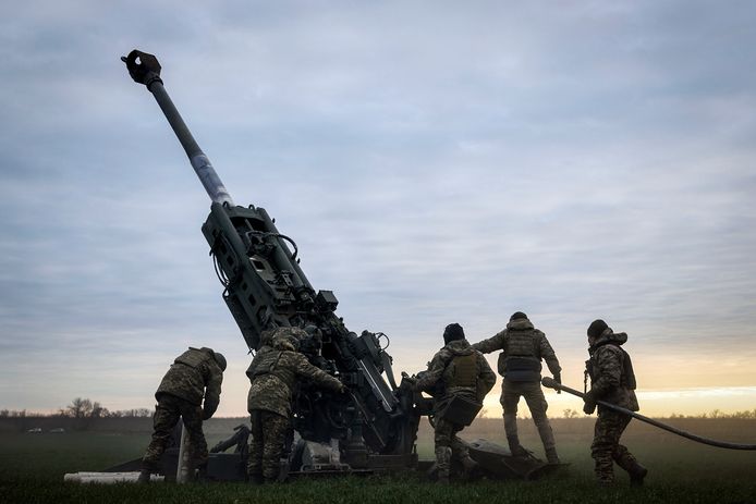 Oekraïense soldaten aan de slag met een door de VS aangeleverde M777-howitzer.