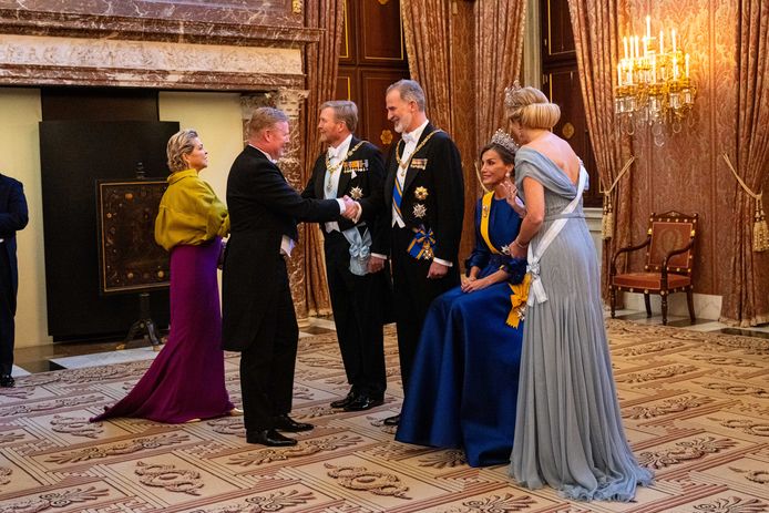 Tijdens het staatsbanket en de begroeting vooraf bleef de Spaanse koningin Letizia noodgedwongen zitten
