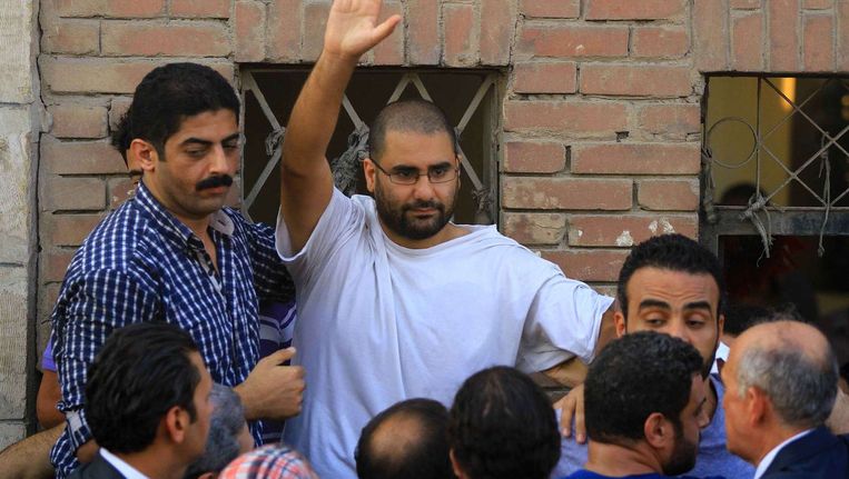 Alaa Abdel Fattah in augustus, toen hij tijdelijk verlof kreeg voor de begrafenis van zijn vader. Beeld afp
