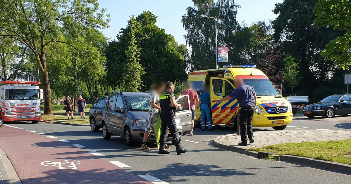 Bejaarde vrouw gewond bij aanrijding in Enschede.