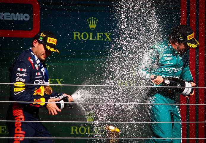 Max Verstappen en Fernando Alonso op het eindpodium in Brazilië.
