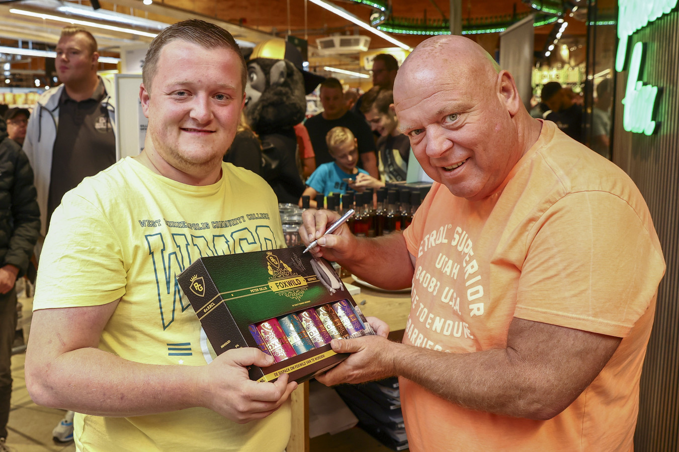 Recreatieondernemer Peter Gillis (60), bekend van de tv-soap Massa is Kassa, signeerde en poseerde onlangs in Jumbo Leussink in Goor met zijn zelfgemaakte biertjes.