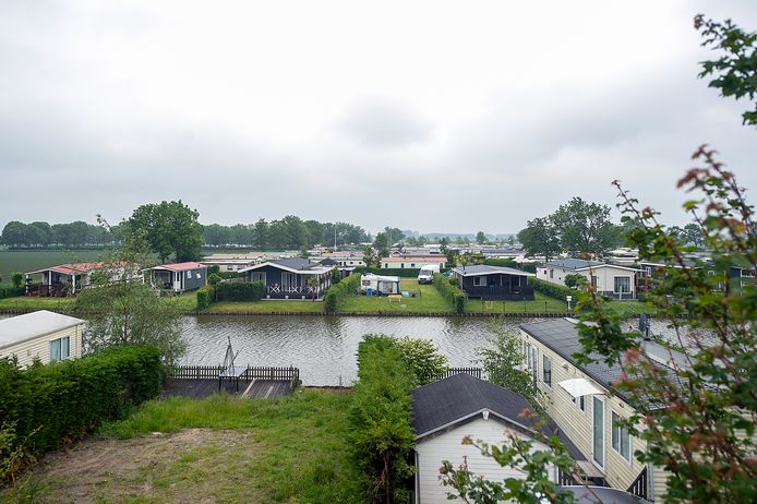 Tetteroo Bouw en Projectontwikkeling heeft de huur opgezegd van tien tot twaalf arbeidsmigranten die op camping Bovensluis in Willemstad verblijven.