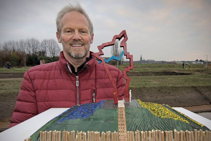 Piet Huibers met een maquette van het beoogde kunstwerk, min of meer op de plek waar het zal moeten komen