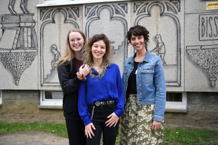 Viering 100 jaar Sociale School, met sociaal werker Claudia Di Vaio (rechts) en Rachani Debauve en Dena Alaers.