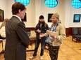 Yorick Knijf biedt de petitie Verruim sluitingstijden voor de nachtcultuur donderdagavond aan burgemeester Paul Depla aan.