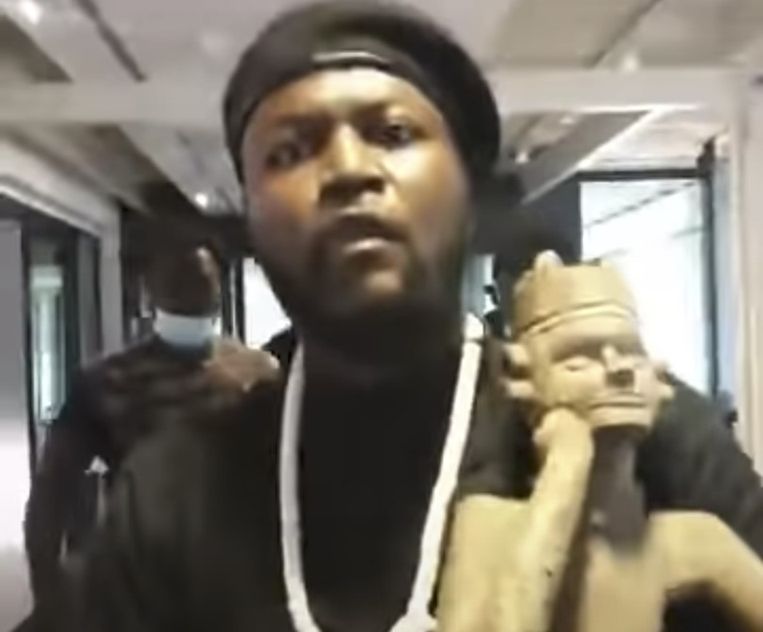 Activisten hebben een houten beeld gestolen uit het Afrika Museum in Berg en Dal. Beeld 