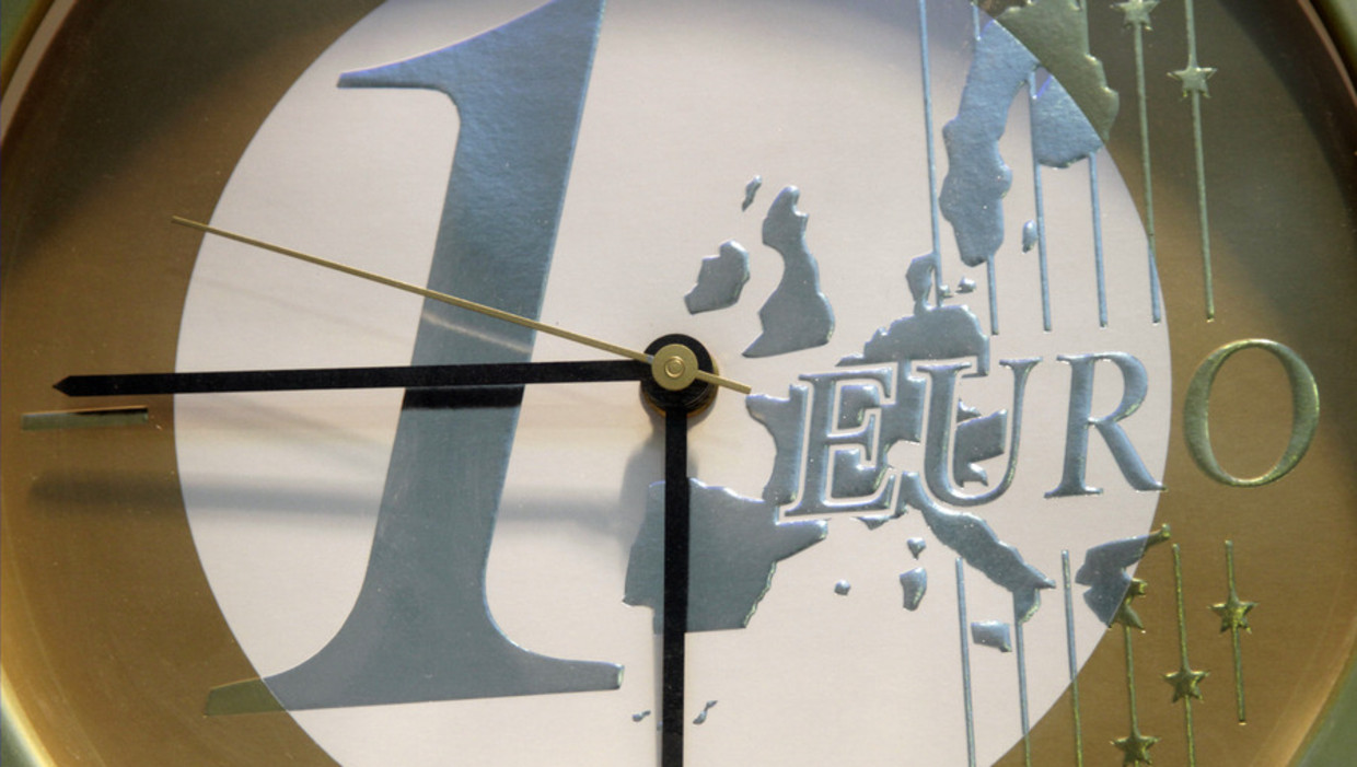 Een klok met het euroteken in de etalage van een Brusselse winkel. Beeld ap