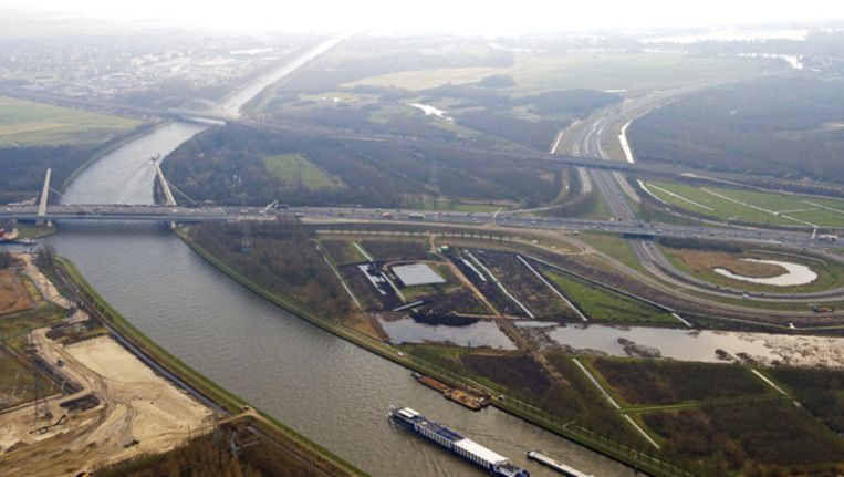 Luchtfoto van Muiderbrug en knooppunt Diemen en het AmsterdamRijnkanaal. Beeld Archief ANP