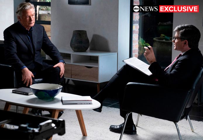 Alec Baldwin in gesprek met George Stephanopoulos van ABC News.