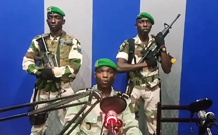 Gabonese soldaten roepen op tot opstand en kondigen de oprichting van een ‘national restoration council’ aan, terwijl President Ali Bongo het land uit is. De boodschap wordt via de radio verspreid.  Beeld AFP PHOTO / YOUTUBE