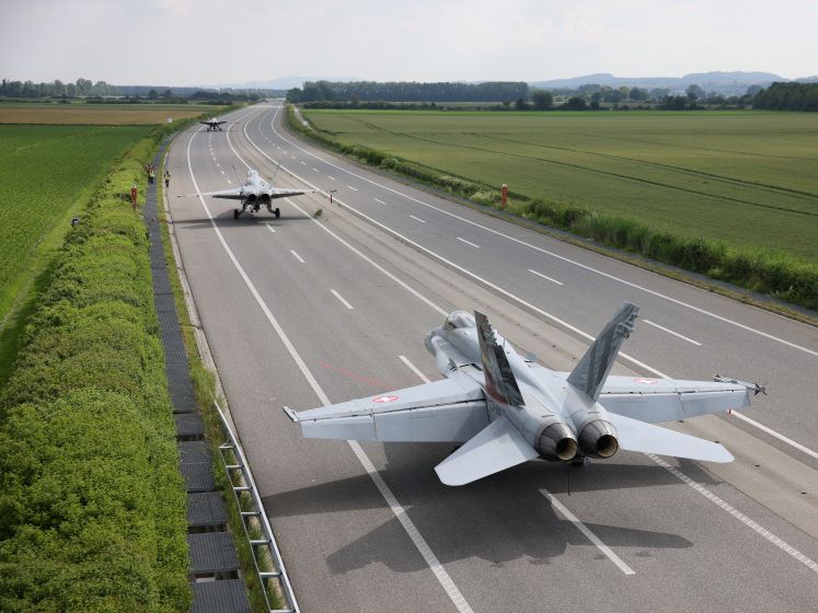 Quatre avions de combat atterrissent sur une autoroute en Suisse