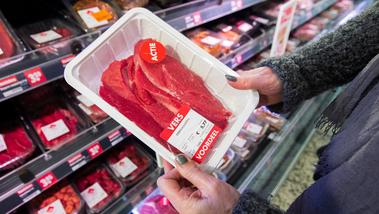 Nederlanders eten volgens het RIVM te veel vlees en te weinig groenten en fruit. Beeld anp