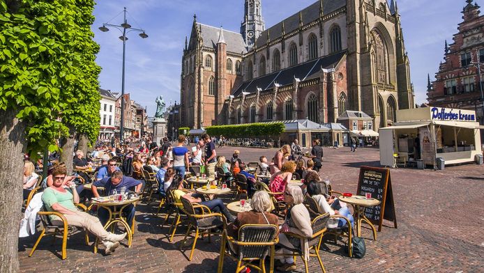 Terrasliefhebbers genieten van de zon op de Grote Markt in Haarlem