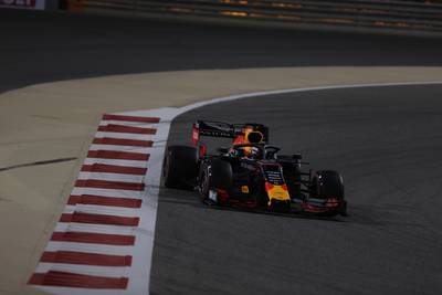 LIVE | Verstappen raakt Sainz, Leclerc knalt voorbij Vettel