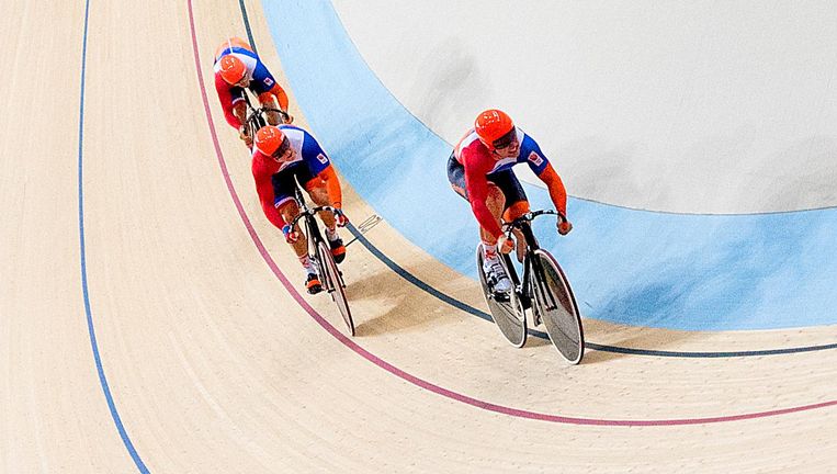 Theo Bos, Nils van 't Hoenderdaal en Jeffrey Hoogland tijdens de eerste ronde sprint bij het baanwielrennen in het Rio Olympic Velodrome. Beeld anp