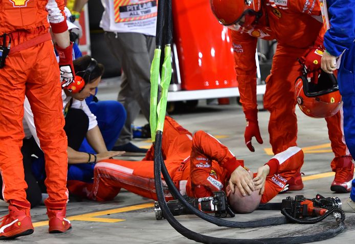 Een monteur van Ferrari brak kuit- en scheenbeen bij het wegrijden van Räikkönen.