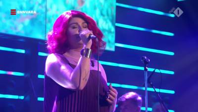 Kijkers DWDD vallen over 'gruwelijk' rood haar Roxeanne Hazes