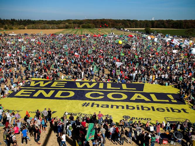Duizenden mensen protesteren tegen ontbossing in omstreden Duits bos