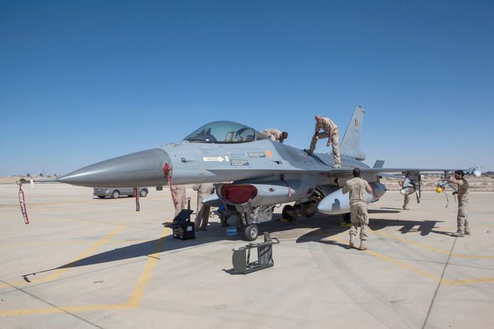 Een Belgische F-16 op een Jordaanse luchtmachtbasis.