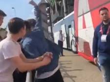 Ajax-speler Steven Berghuis deelt klap uit bij spelersbus: ‘Ploeggenoot Brobbey werd uitgescholden’