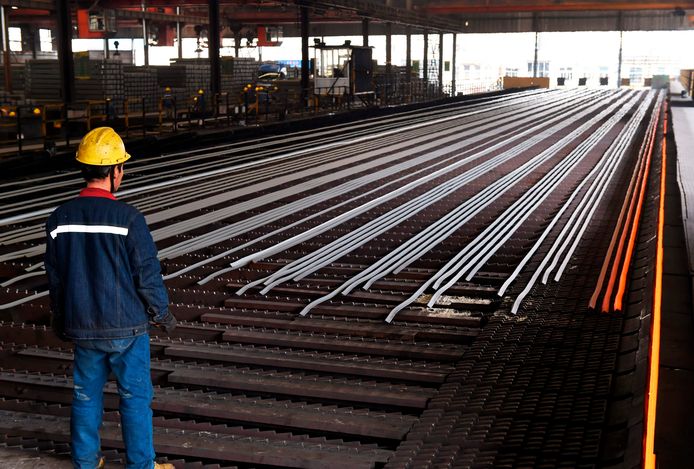 Een staalwerker in China. Het land overweegt om eigen maatregelen te nemen tegen het Amerikaanse voornemen om de importheffingen voor Chinees staal en aluminium te verhogen.