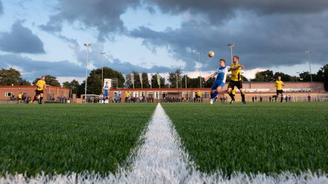 Na onrust gaat omstreden rubber langzaam in de ban: ‘Gemeenten kiezen door milieu, clubs door geld’
