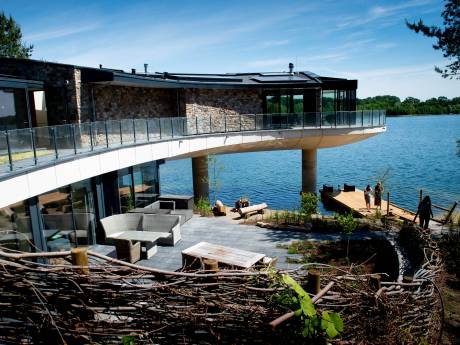 Omwonenden keren zich tegen plan eigenaren ‘James Bond-villa’ in Apeldoorn: ‘Voelen ons geschoffeerd’