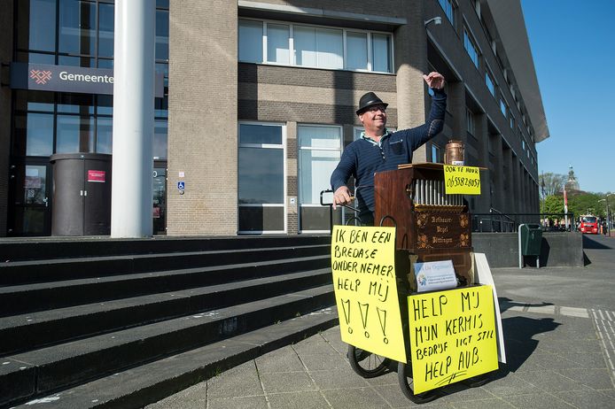Pix4Profs-Ron Magielse
eenzaam protest van kermisexploitant marinus scheepers met zijn draaiorgel op de stoep voor het stadskantoor. hij vreest dat veel ondernemers door de corona-crisis kopje onder zullen gaan, en wil dat de kermisbranche serieus wordt genomen.