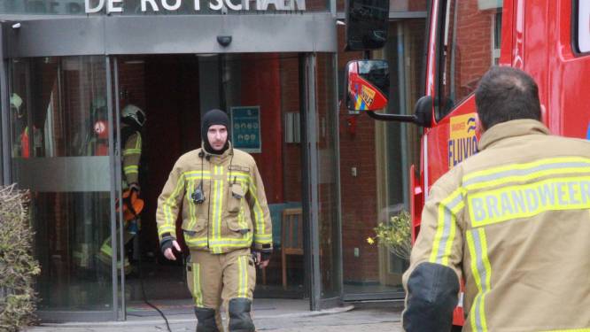 Verpleegkundige blust zuurstofconcentrator in kamer bewoner rusthuis