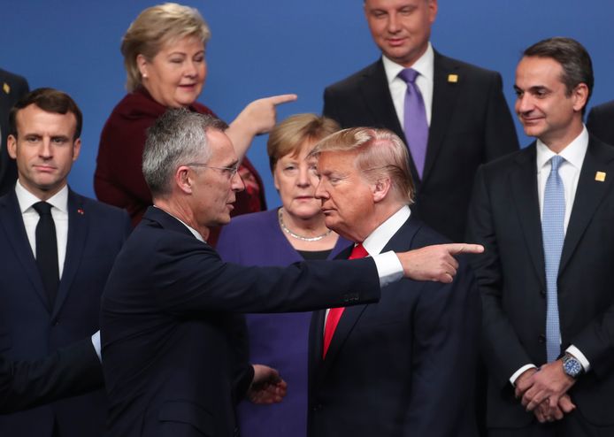 Secretaris-generaal van de NAVO Jens Stoltenberg, midden vooraan links, spreekt met toenmalig president van de VS Donald Trump.