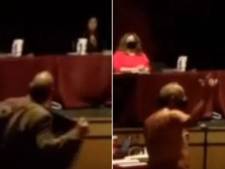 Le “strip-tease” inattendu du père d’un élève pour plaider pour le port du masque