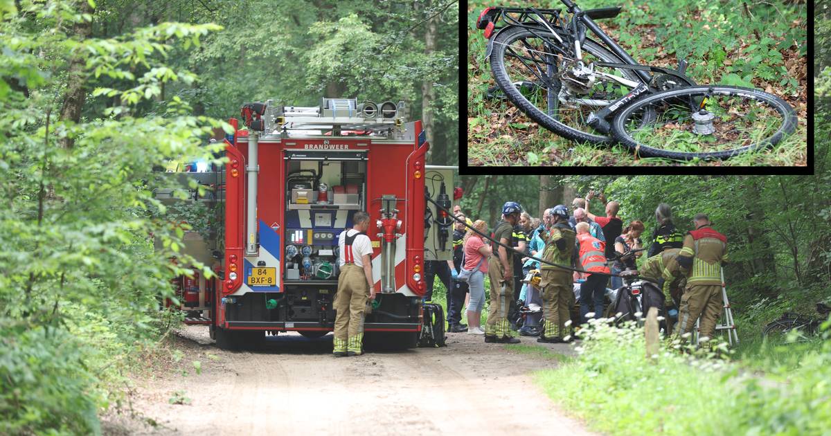 Traumahelikopter naar Hellendoorn voor bizar ongeval: spatbord zit vast in been van gevallen fietser.